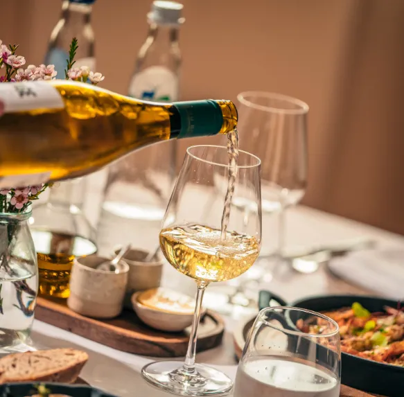 Witte wijn geserveerd bij Ensuite